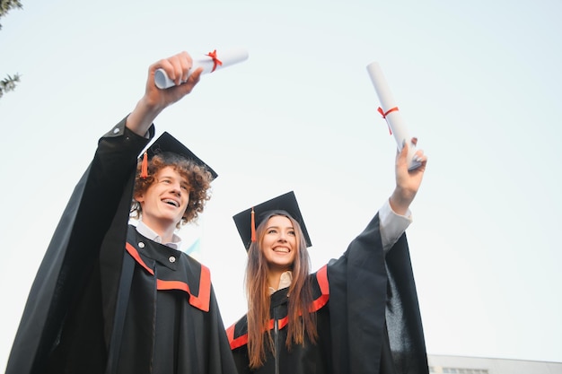 Portret van twee gelukkige afstuderende studenten