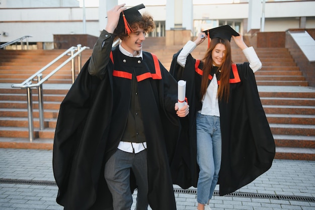 Foto portret van twee gelukkige afstuderende studenten