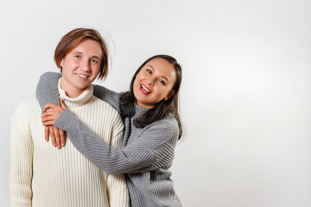 Portret van twee gelukkige jonge mensen in warme sweatshirts - broer en zus.