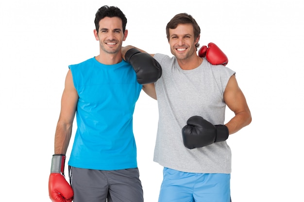 Portret van twee glimlachende mannelijke boksers