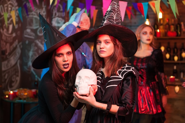 Portret van twee goede vrienden verkleed als heksen op een halloween-feest. Enge heksen. Monster die Halloween viert.