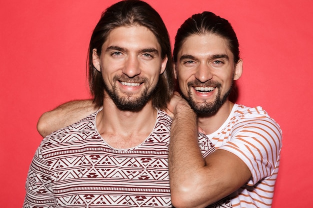 Portret van twee jonge vrolijke tweelingbroers