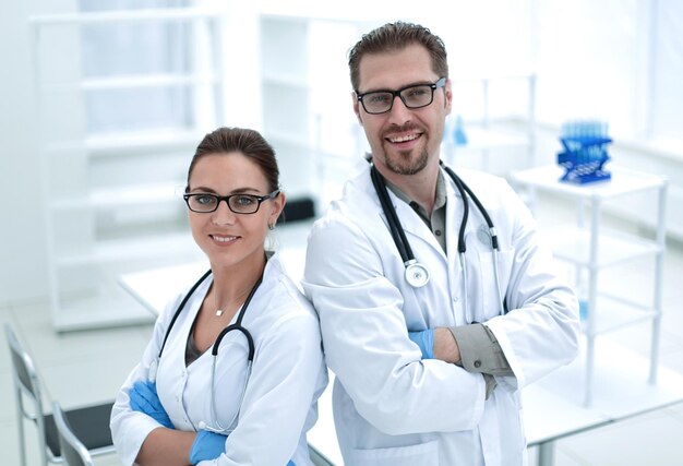 Portret van twee jonge wetenschappers op de achtergrond van het laboratorium