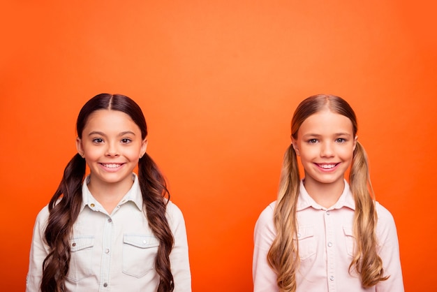 Portret van twee kleine kinderen die samen staan en plezier hebben in het weekend