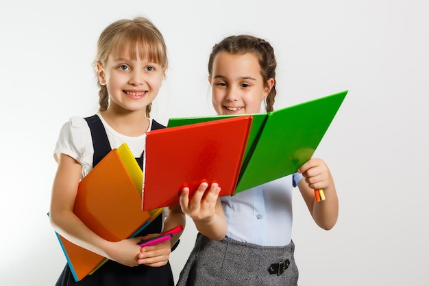 Portret van twee leuke, schattige, charmante, dromerige, aantrekkelijke, vrolijke, pre-tienermeisjes, broers en zussen die opzij kijken naar advertentiepromotie kopieerruimte geïsoleerde achtergrond