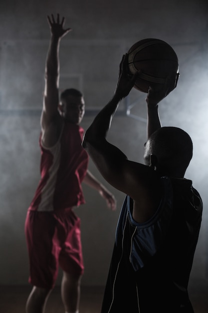 Portret van twee mannen die basketbal spelen