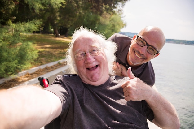 Foto portret van twee mannen op het meer