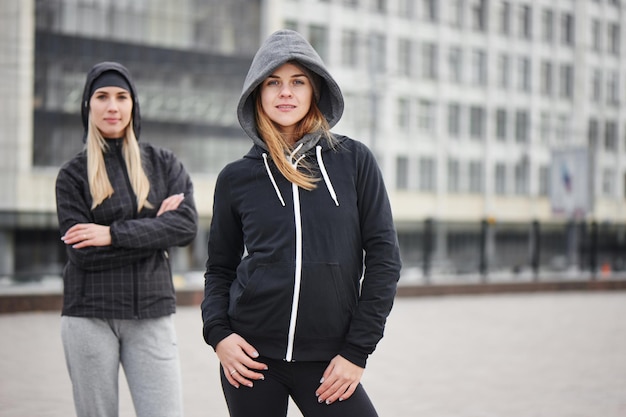 Portret van twee meisjesatleten op straat