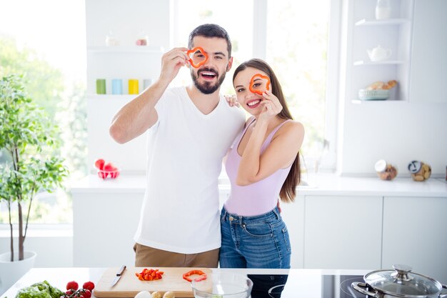 Portret van twee mensen positieve veganisten echtgenoten houden peper deksel oog