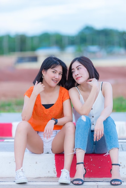 Portret van twee mooie Aziatische vrouwenLifestyle van modern meisjeBeeld van jonge gelukkige vrouwLieve vrienden zijn samen in het weekend om te ontspannen