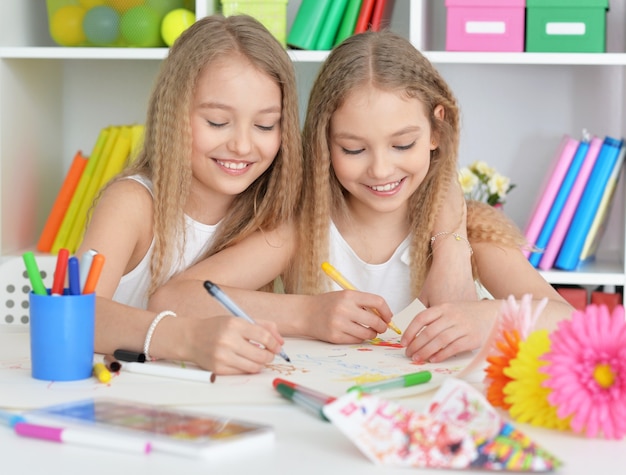 Portret van twee mooie kleine meisjes in de klas