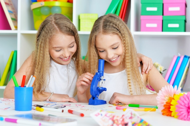 Portret van twee mooie kleine meisjes in de klas