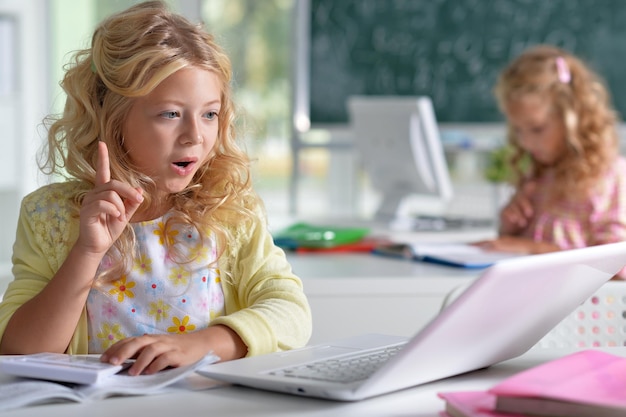 Portret van twee mooie kleine meisjes in de klas