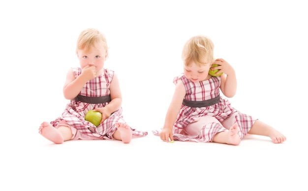 portret van twee schattige tweelingen over witte muur