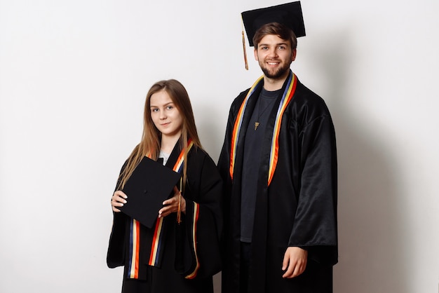portret van twee studenten op een witte achtergrond
