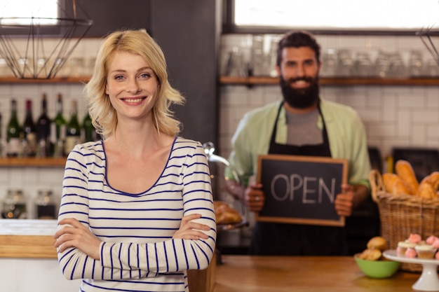 Portret van twee toevallige obers die een geschreven raad open houden