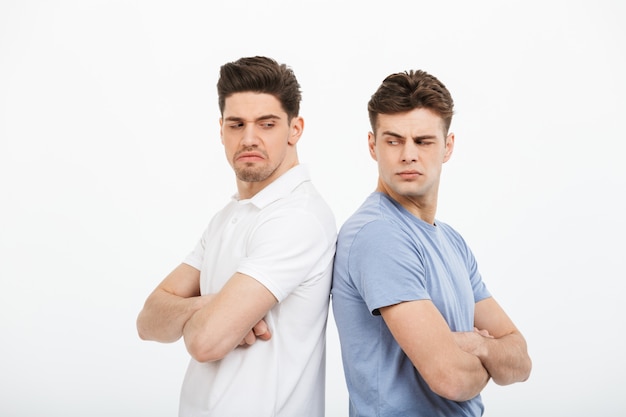 Foto portret van twee verstoorde jonge mannen die zich rijtjes bevinden