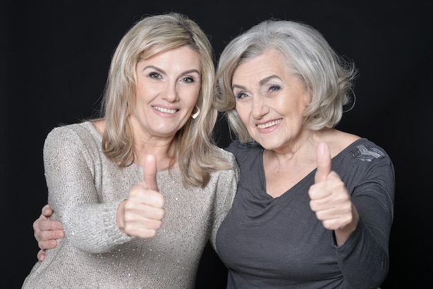 Portret van twee vrouwen poseren met duimen omhoog