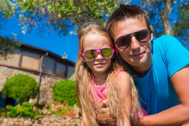 Portret van vader en kleine dochter op tropische vakantie plezier buitenshuis