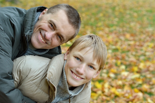 Portret van vader en zoon in herfstpark