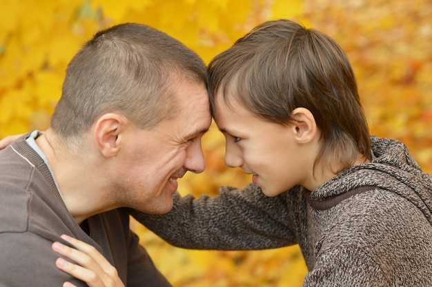 Portret van vader en zoon in herfstpark