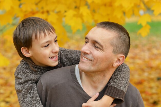 Portret van vader en zoon in herfstpark