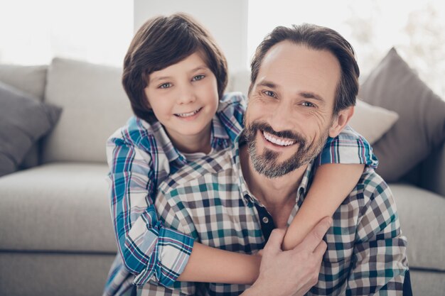 Portret van vader en zoon samen tijd doorbrengen