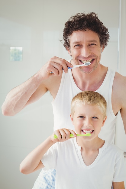 Portret van vader en zoon tanden poetsen