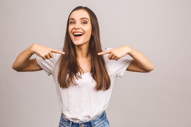 Portret van verbaasde geschokte jonge vrouw