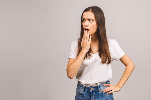 Portret van verbaasde geschokte jonge vrouw