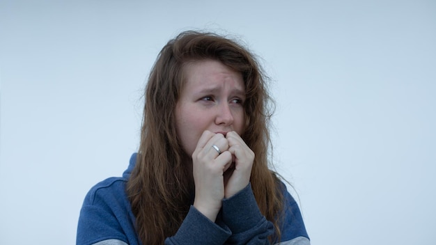 Portret van verdrietig depressief overstuur jonge wanhopige vrouw huilend meisje met rode betraande ogen met tranen