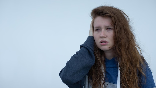 Portret van verdrietig depressief overstuur jonge wanhopige vrouw huilend meisje met rode betraande ogen met tranen