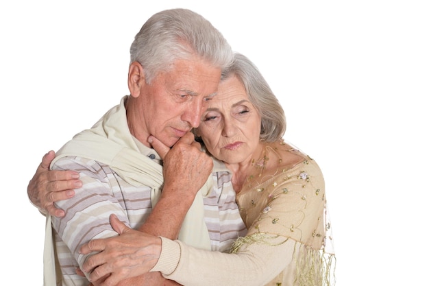 Portret van verdrietig senior paar geïsoleerd op een witte achtergrond