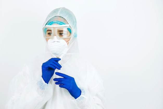 Portret van vermoeide arts na shift in het ziekenhuis. arts in beschermende kleding. bril, masker, handschoenen op wit. arts die patiënten behandelt met coronavirus. Covid-2019