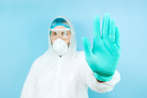 Portret van vermoeide arts na shift in het ziekenhuis. De dokter in beschermende kleding - bril, masker, handschoenen. De arts die patiënten behandelt met coronavirus. Covid-2019