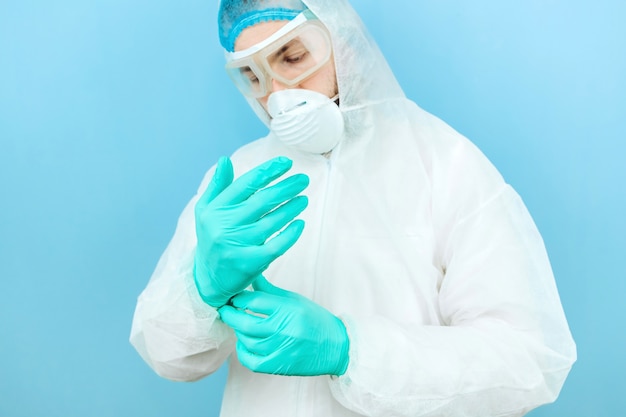 Portret van vermoeide arts na shift in het ziekenhuis. De dokter in beschermende kleding - bril, masker, handschoenen. De arts die patiënten behandelt met coronavirus. Covid-2019