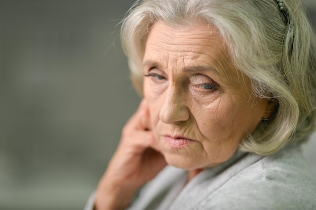 Portret van vermoeide senior vrouw