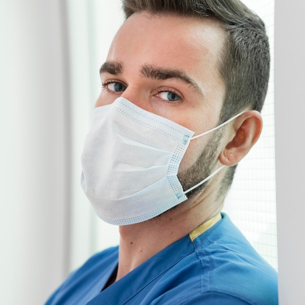 Foto portret van verpleegster die preventiemasker draagt