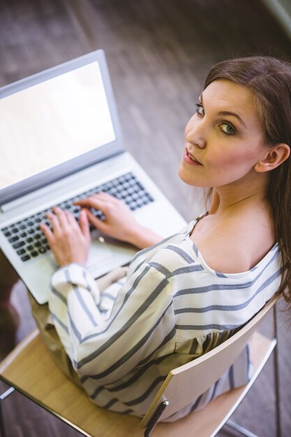 Portret van vertrouwen uitvoerende met laptop op kantoor