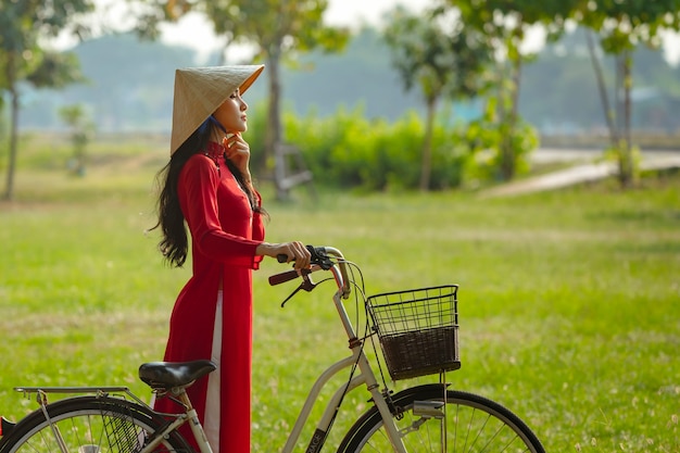 Portret van Vietnamees meisje traditionele rode jurk