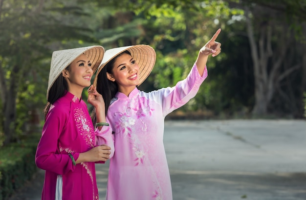 Portret van Vietnamese meisjes traditionele kleding