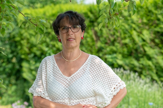 Portret van volwassen brunette in de tuin