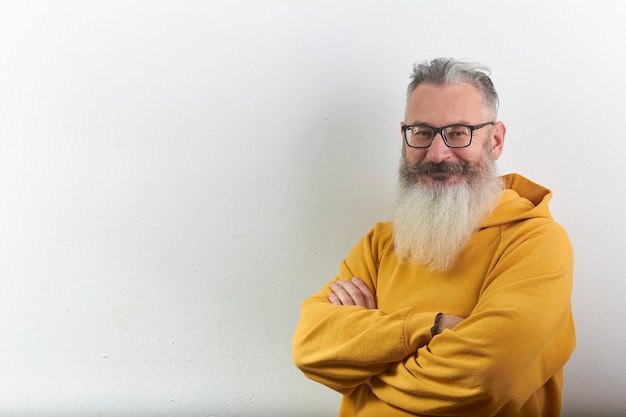 Portret van volwassen grijze haren bebaarde man in gele hoodie