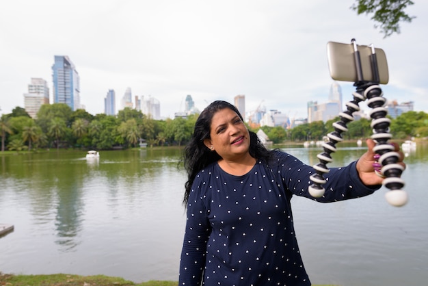 Portret van volwassen indiase vrouw ontspannen in het park