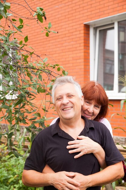 Portret van volwassen man en man in zomerdag in de buurt van landhuis