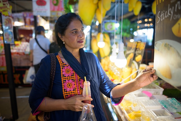 Foto portret van volwassen mooie indiase vrouw verkennen van de stad bangkok, thailand