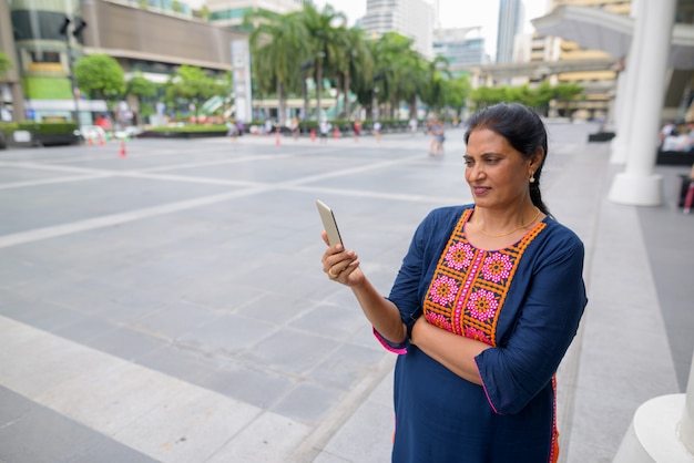 Portret van volwassen mooie Indiase vrouw verkennen van de stad Bangkok, Thailand