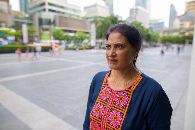 Portret van volwassen mooie Indiase vrouw verkennen van de stad Bangkok, Thailand