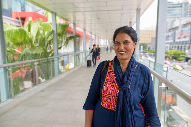 Portret van volwassen mooie Indiase vrouw verkennen van de stad Bangkok, Thailand