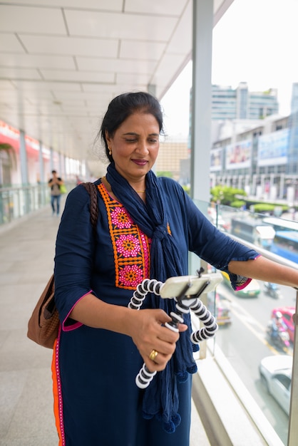 Portret van volwassen mooie Indiase vrouw verkennen van de stad Bangkok, Thailand